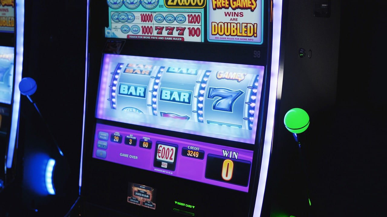 Layar permainan slot dengan simbol pemenang dan fitur bonus yang disorot
